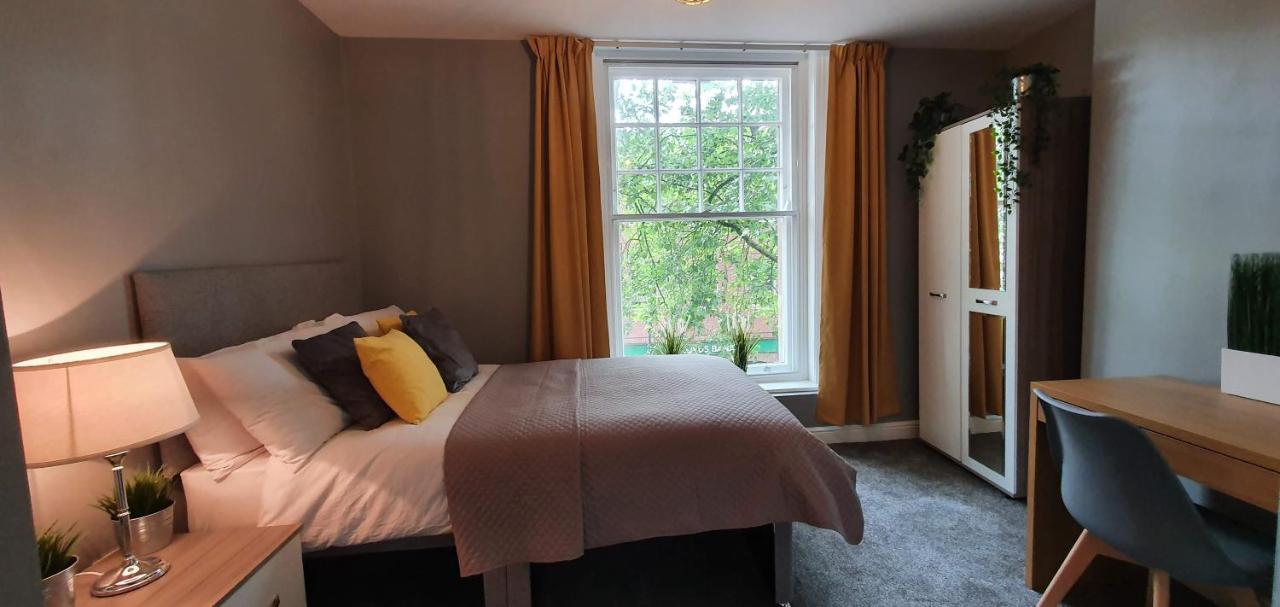 Darwin Stays - Service Accommodation In Newcastle Under Lyme City Centre Kültér fotó